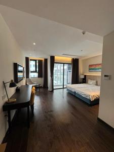 une chambre avec un lit et un bureau dans une pièce dans l'établissement Sky View Homestay, à Hạ Long