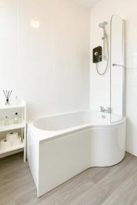 Phòng tắm tại Large CityCentre Townhouse & Hot Tub, Pool Table and Offroad Parking