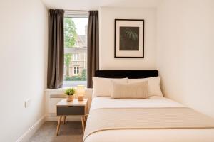 Postel nebo postele na pokoji v ubytování 8 Person, 4 Bedroom Light, Warm & Modern Apartment