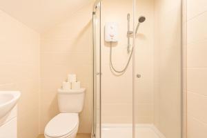 Koupelna v ubytování 8 Person, 4 Bedroom Light, Warm & Modern Apartment