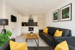 Kuchyň nebo kuchyňský kout v ubytování 8 Person, 4 Bedroom Light, Warm & Modern Apartment + 19 fotografií