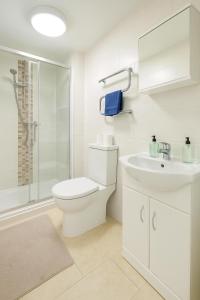 Koupelna v ubytování 8 Person, 4 Bedroom Light, Warm & Modern Apartment