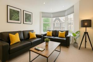 Posezení v ubytování 8 Person, 4 Bedroom Light, Warm & Modern Apartment