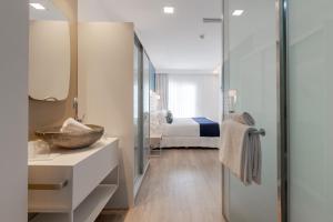 Postel nebo postele na pokoji v ubytování Hotel Planamar by Escampa Hotels