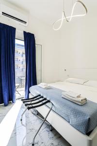 Lido ConchigliaにあるNettuno80 4 by Casa di Marco AP35の青いカーテンのベッドがある白い部屋