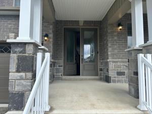 AngusThe Angus Nest的房屋前门,有白色的围栏