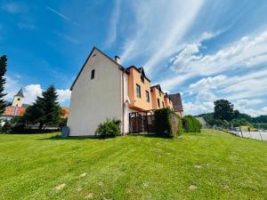 a house on a grassy hill with a sky at Apartment Harbach in Harbach