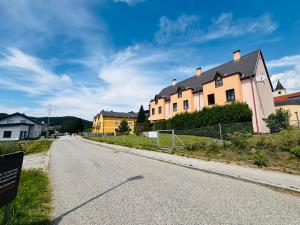 an empty street in a residential neighborhood with houses at Apartment Harbach in Harbach +6 photos