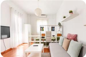 Μια τηλεόραση ή/και κέντρο ψυχαγωγίας στο Apartamento luminoso en Espartinas Totalmente climatizado