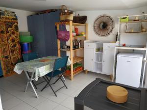 La Celle-sous-Gouzonにあるmaison indépendante et piscineのキッチン(テーブル、テーブル、椅子付)