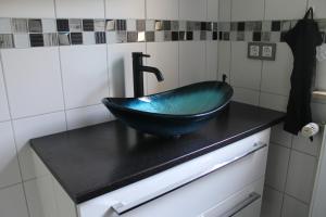 a bathroom with a black bowl sink on a counter at Ferienwohnung Zum Vierbeiner in Pirna