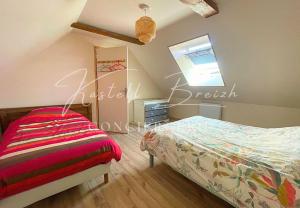 a small bedroom with a bed and a window at Gîte Le Lojou in Le Merzer