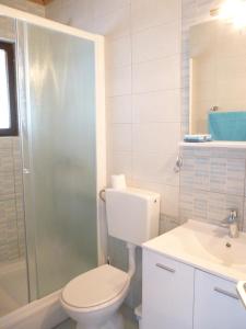 łazienka z toaletą, prysznicem i umywalką w obiekcie Apartments Spada w Poreču +18 zdjęć