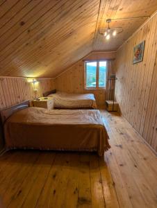 NikortsmindaGuest house in Nikortsminda Racha的小木屋内一间卧室,配有两张床