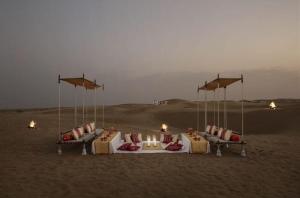 een groep stoelen en tafels in de woestijn bij Jaisalmer adventure Holidays in Jaisalmer