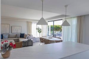 Χώρος καθιστικού στο GINVA - Luxury Beachfront Apartment