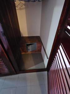 Una habitación con una pequeña caja en la esquina de una habitación. en Sapphire Bay Mirissa, en Mirissa