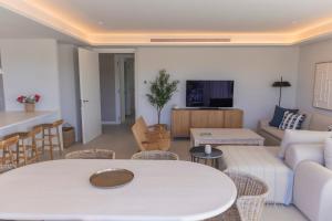 Μια τηλεόραση ή/και κέντρο ψυχαγωγίας στο GINVA - Luxury Beachfront Apartment