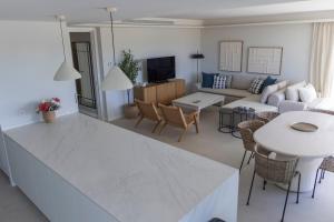 Μια τηλεόραση ή/και κέντρο ψυχαγωγίας στο GINVA - Luxury Beachfront Apartment