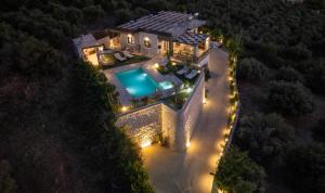 Bazén v ubytování Villa Lady Dafni with private heated pool nebo v jeho okolí