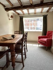 Khu vực ghế ngồi tại Characterful Southwell Town Centre Cottage