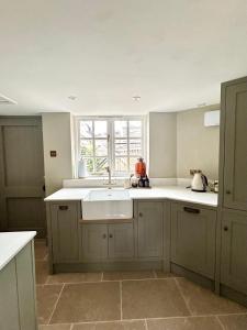 Nhà bếp/bếp nhỏ tại Characterful Southwell Town Centre Cottage +5 ảnh