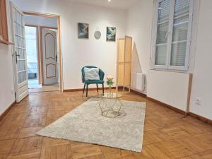 a living room with a chair and a table at Escale Détente-Loft avec Terrasse- Parking Montargis in Montargis +39 photos