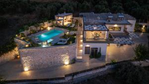 Bazén v ubytování Villa Lady Dafni with private heated pool nebo v jeho okolí