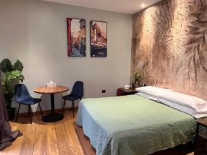 een slaapkamer met een bed, een tafel en stoelen bij BellaVista in Popoli