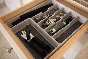 Un cajón lleno de utensilios en un armario. en Your Home Away from Home, en Corona
