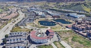Una vista aérea de una ciudad con edificios y embalses. en Your Home Away from Home, en Corona