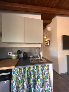 A kitchen or kitchenette at La Cantina Villa di campagna