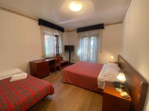 Postel nebo postele na pokoji v ubytování Hotel International