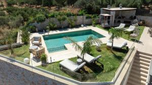 Bazén v ubytování Villa Lady Dafni with private heated pool nebo v jeho okolí
