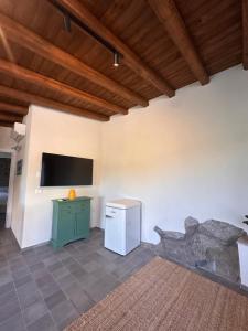 A television and/or entertainment centre at La Cantina Villa di campagna