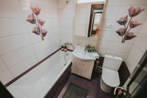 Bilik mandi di Luxury Apartment of Suceava