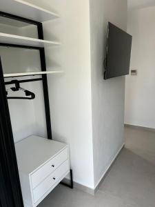 Μια τηλεόραση ή/και κέντρο ψυχαγωγίας στο House Thomi +19 φωτογραφίες