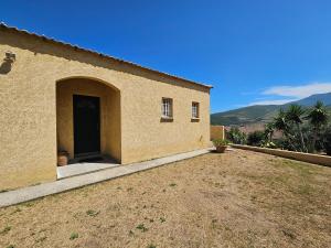 Nespecifikovaný výhled na hory nebo výhled na hory při pohledu z vily