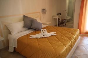a bed with two white birds sitting on it at Residence Stella Del Gran Sasso in Colledara +86 photos