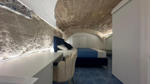 ein Schlafzimmer mit einem Bett und einer Steindecke in der Unterkunft Tropea Vicoli Storici Adesi in Tropea