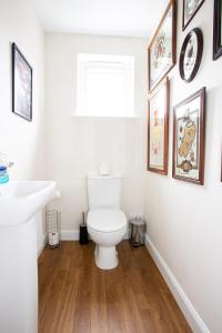 un baño con inodoro y lavabo en City and Loch Ness Blend, en Inverness 18 fotos más