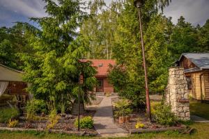 a house with a garden in front of it at Ośrodek Wypoczynkowy Mamczur Pizuny in Łukawica