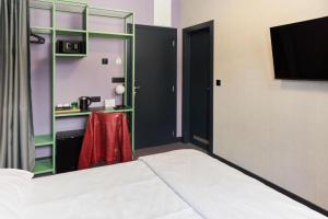 Televízia a/alebo spoločenská miestnosť v ubytovaní Stay Swanky Hostel