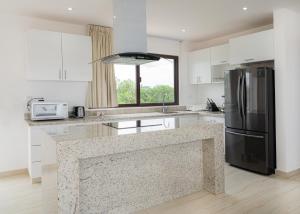 una cocina con refrigerador y encimera en Penthouse Blue Luxury Kukulkan, en Tulum