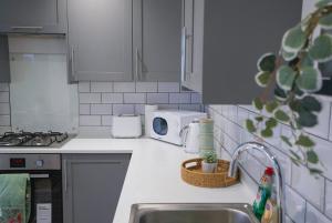 Kuchyň nebo kuchyňský kout v ubytování The Tenstay -Bright 5BR Home Close To All