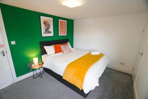 IfieldにあるThe Tenstay -Unique 5BR Home Close To Allの緑の壁のベッドルーム1室、ベッド1台が備わります。