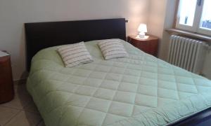 ロナートにあるCasa Margheritaのベッドルーム1室(大きな白いベッド1台、枕2つ付)