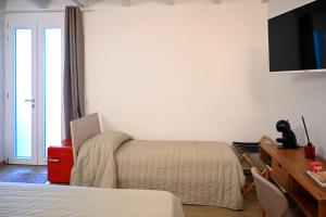 TV a/nebo společenská místnost v ubytování Serenity Apulian Rooms