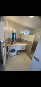 Un baño con lavabo e inodoro. en Appartement vue mer Anse des rochers, en Saint-François