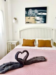 Ein Bett oder Betten in einem Zimmer der Unterkunft Pirata Milfontes Guest House